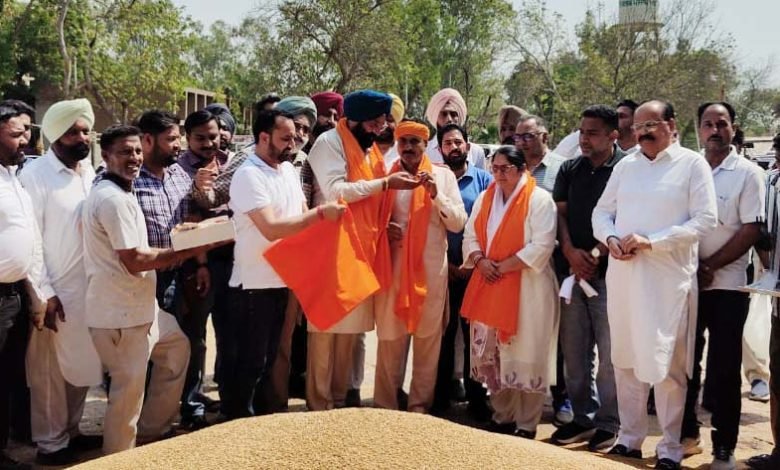 ਵਿਧਾਇਕ ਫੌਜਾ ਸਿੰਘ ਸਰਾਰੀ ਨੇ ਗੁਰੂਹਰਸਹਾਏ ਮੰਡੀ ਵਿੱਚ ਕਣਕ ਦੀ ਸਰਕਾਰੀ ਖਰੀਦ ਸ਼ੁਰੂ ਕਰਵਾਈ ਵਿਧਾਇਕ ਫੌਜਾ ਸਿੰਘ ਸਰਾਰੀ ਨੇ ਗੁਰੂਹਰਸਹਾਏ ਮੰਡੀ ਵਿੱਚ ਕਣਕ ਦੀ ਸਰਕਾਰੀ ਖਰੀਦ ਸ਼ੁਰੂ ਕਰਵਾਈ