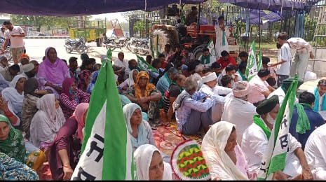 ਸਰਹੱਦੀ ਖੇਤਰ ’ਚ ਜਮੀਨ ਦਬਾਉਣ ਵਾਲੇ ਭੂ ਮਾਫੀਆ ਖਿਲਾਫ ਕਿਸਾਨ ਜਥੇਬੰਦੀ ਵੱਲੋਂ ਦਿੱਤਾ ਧਰਨਾ