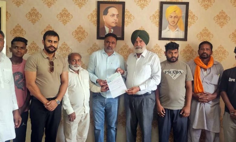 ਚੇਅਰਮੈਨ ਜ਼ਿਲ੍ਹਾ ਯੋਜਨਾ ਕਮੇਟੀ ਸ੍ਰੀ ਚੰਦ ਸਿੰਘ ਗਿੱਲ ਵੱਲੋਂ ਆਪਣੇ ਅਖਤਿਆਰੀ ਫੰਡਾਂ ਵਿਚੋਂ ਵਿਕਾਸ ਕਾਰਜਾਂ ਲਈ ਵੱਖ-ਵੱਖ ਪਿੰਡਾਂ ਨੂੰ ਗ੍ਰਾਂਟਾਂ ਦੀ ਰਾਸ਼ੀ ਜਾਰੀ