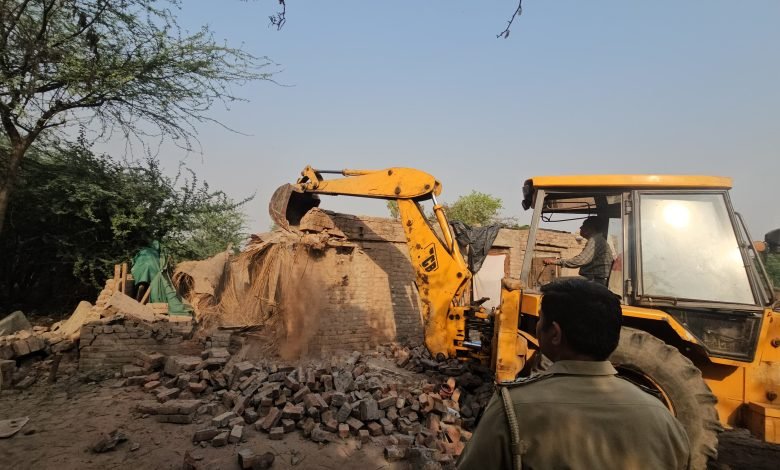 ਯੁੱਧ ਨਸ਼ਿਆਂ ਵਿਰੁੱਧ: ਡੇਰਾਬੱਸੀ ਦੇ ਅਮਲਾਲਾ ਪਿੰਡ ਵਿੱਚ ਨਸ਼ਾ ਤਸਕਰ ਦਾ ਪੰਚਾਇਤੀ ਜ਼ਮੀਨ ਤੇ ਗੈਰ-ਕਾਨੂੰਨੀ ਕਬਜ਼ਾ ਨੂੰ  ਢਹਿਢੇਰੀ 