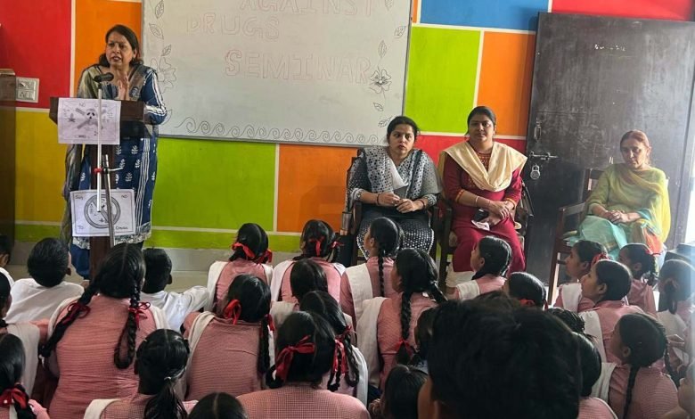 ਯੁੱਧ ਨਸ਼ਿਆਂ ਵਿਰੁੱਧ ਮੁਹਿਮ ਤਹਿਤ ਸਰਕਾਰੀ ਹਾਈ ਸਕੂਲ ਝੋਕ ਹਰੀ ਹਰ ਵਿਖੇ ਸੈਮੀਨਾਰ ਕਰਵਾਇਆ ਗਿਆ ਯੁੱਧ ਨਸ਼ਿਆਂ ਵਿਰੁੱਧ ਮੁਹਿਮ ਤਹਿਤ ਸਰਕਾਰੀ ਹਾਈ ਸਕੂਲ ਝੋਕ ਹਰੀ ਹਰ ਵਿਖੇ ਸੈਮੀਨਾਰ ਕਰਵਾਇਆ ਗਿਆ