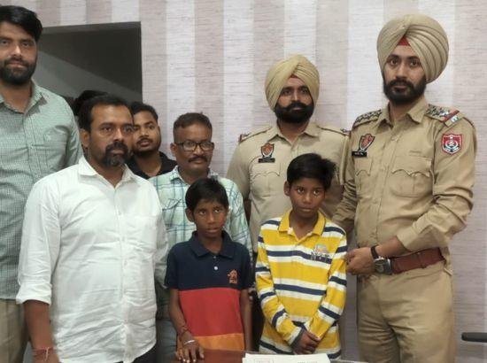 ਪੁਲਿਸ ਵੱਲੋਂ 45 ਮਿੰਟਾਂ ਵਿੱਚ ਗੁੰਮਸ਼ੁਦਾ ਬੱਚੇ ਬਰਾਮਦ ਕੀਤੇ ਗਏ ਪੁਲਿਸ ਵੱਲੋਂ 45 ਮਿੰਟਾਂ ਵਿੱਚ ਗੁੰਮਸ਼ੁਦਾ ਬੱਚੇ ਬਰਾਮਦ ਕੀਤੇ ਗਏ