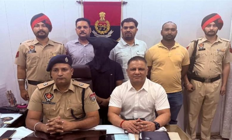 ਤਸਕਰ ਦੇ ਕਬਜ਼ੇ 'ਚੋਂ 1 ਕਿੱਲੋ ਹੈਰੋਇਨ ਬਰਾਮਦ, ਪੁੱਛਗਿਛ ਦੌਰਾਨ ਹੈਰੋਇਨ ਦੇ ਸਪਲਾਇਰ ਦਾ ਖੁਲਾਸਾ ਤਸਕਰ ਦੇ ਕਬਜ਼ੇ 'ਚੋਂ 1 ਕਿੱਲੋ ਹੈਰੋਇਨ ਬਰਾਮਦ, ਪੁੱਛਗਿਛ ਦੌਰਾਨ ਹੈਰੋਇਨ ਦੇ ਸਪਲਾਇਰ ਦਾ ਖੁਲਾਸਾ