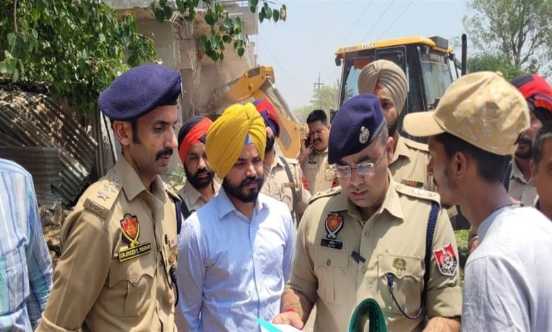 ਦੀਨਾਨਗਰ : ਡੀਡਾ ਸਾਸੀਆਂ 'ਚ ਨਸ਼ਾ ਤਸਕਰਾਂ ਦੇ ਘਰਾਂ 'ਤੇ ਚੱਲਿਆ ਪੀਲਾ ਪੰਜਾ