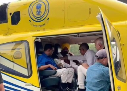 पंजाब में हेलिकॉप्टर पर बैठते दिखे केजरीवाल, मालीवाल ने उड़ाया मज़ाक – “पीला था… टैक्सी समझ लिया” पंजाब में हेलिकॉप्टर पर बैठते दिखे केजरीवाल, मालीवाल ने उड़ाया मज़ाक – “पीला था… टैक्सी समझ लिया”