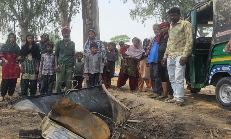 ਵੱਡਾ ਨੁਕਸਾਨ : ਨਾੜ ਨੂੰ ਲਾਈ ਅੱਗ ਨੇ ਲਪੇਟ 'ਚ ਲਏ 7 ਆਸ਼ਿਆਨੇ ਵੱਡਾ ਨੁਕਸਾਨ : ਨਾੜ ਨੂੰ ਲਾਈ ਅੱਗ ਨੇ ਲਪੇਟ 'ਚ ਲਏ 7 ਆਸ਼ਿਆਨੇ