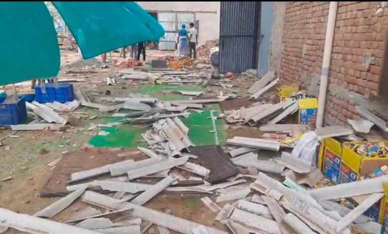 मुक्तसर की पटाखा फैक्ट्री में जोरदार धमाका, 4 की दर्दनाक मौत, कई घायल मुक्तसर की पटाखा फैक्ट्री में जोरदार धमाका, 4 की दर्दनाक मौत, कई घायल