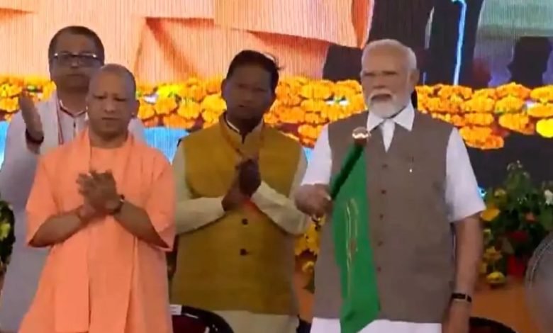 ਪ੍ਰਧਾਨ ਮੰਤਰੀ ਮੋਦੀ ਨੇ ਕਾਨਪੁਰ ਨੂੰ ਦਿੱਤਾ 47 ਹਜ਼ਾਰ ਕਰੋੜ ਰੁਪਏ ਦਾ ਤੋਹਫ਼ਾ, ਮੈਟਰੋ ਟ੍ਰੇਨ ਨੂੰ ਦਿਖਾਈ ਹਰੀ ਝੰਡੀ