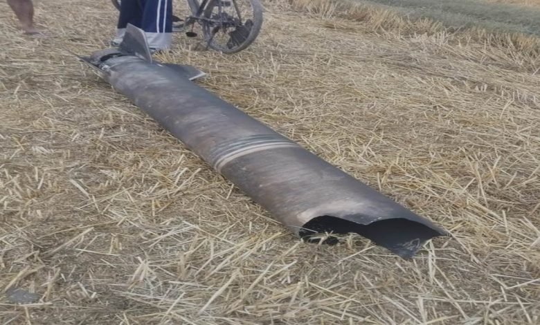 ਅੰਮ੍ਰਿਤਸਰ ਦੇ ਕੱਥੂਨੰਗਲ 'ਚ ਖੇਤਾਂ 'ਚ ਡਿੱਗਿਆ ਮਿਜ਼ਾਈਲ ਦਾ ਮਲਬਾ, ਕੀਤੀ ਜਾ ਰਹੀ ਹੈ ਅਗਲੇਰੀ ਕਾਰਵਾਈ