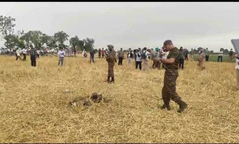 ਪਿੰਡ ਮੱਖਣ ਵਿੰਡੀ 'ਚ ਮਿਲਿਆ ਮਿਜ਼ਾਇਲ ਨੁਮਾ ਚੀਜ਼ ਦਾ ਮਲਬਾ, ਲੋਕਾਂ ਨੇ ਸੁਣੀ ਧਮਾਕਿਆਂ ਦੀ ਆਵਾਜ਼