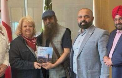 Canada: ਲੇਖਕ ਤੇ ਪੱਤਰਕਾਰ ਬਖ਼ਸ਼ਿੰਦਰ ਨੇ ਆਪਣੀ ਪੁਸਤਕ ‘ਸਰੀਨਾਮਾ’ ਸਰੀ ਸਿਟੀ ਦੀ ਮੇਅਰ ਨੂੰ ਭੇਂਟ ਕੀਤੀ