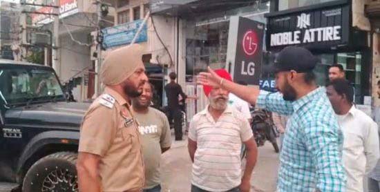 ਨਜਾਇਜ਼ ਕਬਜੇ ਛੁਡਾ ਰਹੇ ਟਰੈਫਿਕ ਪੁਲਿਸ ਇੰਚਾਰਜ ਅਤੇ ਦੁਕਾਨਦਾਰਾਂ ਵਿਚਾਲੇ ਹੋਈ ਬਹਿਸਬਾਜੀ 