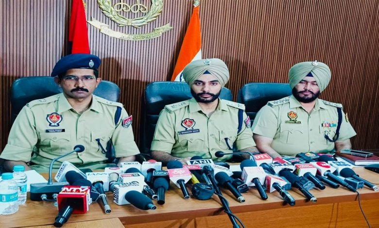 ਜਲ੍ਹਿਆਂਵਾਲਾ ਬਾਗ਼ ਨੇੜੇ ਖ਼ੂਨੀ ਖੇਡ ! ਆਟੋ ਰਿਕਸ਼ਾ ਚਾਲਕ ਦਾ ਗੁੱਟ ਬਾਂਹ ਨਾਲੋਂ ਕਰ 'ਤਾ ਵੱਖ, ਬਹਿਸ ਤੋਂ ਸ਼ੁਰੂ ਹੋਈ ਸੀ ਲੜਾਈ ਜਲ੍ਹਿਆਂਵਾਲਾ ਬਾਗ਼ ਨੇੜੇ ਖ਼ੂਨੀ ਖੇਡ ! ਆਟੋ ਰਿਕਸ਼ਾ ਚਾਲਕ ਦਾ ਗੁੱਟ ਬਾਂਹ ਨਾਲੋਂ ਕਰ 'ਤਾ ਵੱਖ, ਬਹਿਸ ਤੋਂ ਸ਼ੁਰੂ ਹੋਈ ਸੀ ਲੜਾਈ