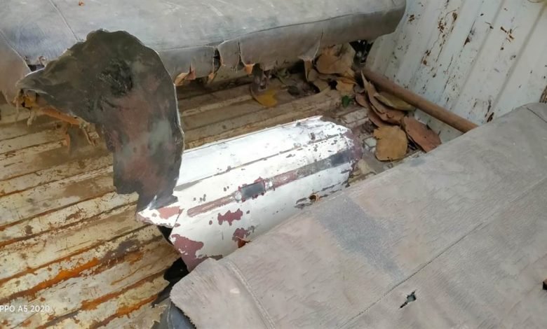 ਮੋਗਾ ਦੇ ਪਿੰਡ ਸੰਧੁਆਣਾ 'ਚ ਰਾਤੀਂ ਆਈ ਅਚਾਨਕ ਆਵਾਜ਼, ਪਸ਼ੂ ਬੰਨਣ ਵਾਲੇ ਕਮਰੇ ਦੀ ਛੱਤ 'ਤੇ ਡਿੱਗੇ ਅਣਪਛਾਤੇ ਲੋਹੇ ਦੇ ਪਾਰਟਸ