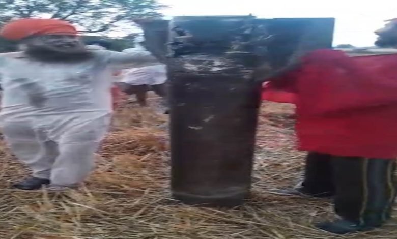 ਫਤਿਹਗੜ ਚੂੜੀਆਂ ਨਜ਼ਦੀਕ ਪੰਧੇਰ ਕਲਾਂ ਖੇਤਾ ’ਚੋਂ ਵੀ ਮਿਲਿਆ ਮਿਜ਼ਾਇਲ ਦਾ ਮਲਬਾ, ਆਸ-ਪਾਸ ਪਿੰਡਾਂ’ਚ ਸੁਣਾਈ ਦਿੱਤੀ ਧਮਾਕਿਆਂ ਦੀ ਆਵਾਜ਼