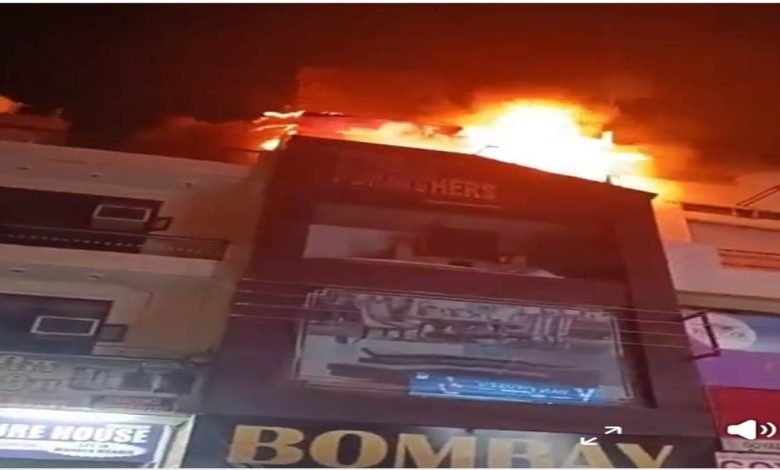 ਕਿੱਕਰ ਬਾਜ਼ਾਰ ਵਿੱਚ ਬੰਬੇ ਫਰਨੀਚਰ ਹਾਊਸ ਵਿੱਚ ਲੱਗੀ ਅੱਗ, ਲੱਖਾਂ ਰੁਪਏ ਦੇ ਨੁਕਸਾਨ ਦਾ ਖਦਸ਼ਾ