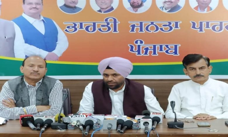 ਸ਼ਰਾਬ ਮਾਫੀਆ ਨੂੰ ਰੋਕਣ ’ਚ ਆਪ ਸਰਕਾਰ ਅਸਫਲ ਰਹੀ, ਭਾਜਪਾ ਨੇ ਰਾਸ਼ਟਰੀ ਅਨੁਸੂਚਿਤ ਜਾਤੀ ਕਮਿਸ਼ਨ ਨੂੰ ਨੋਟਿਸ ਲੈਣ ਦੀ ਅਪੀਲ