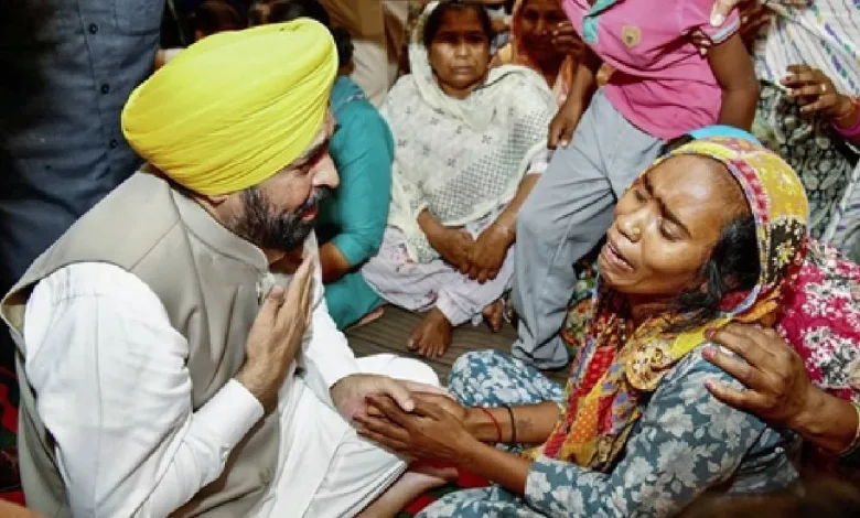 ਕਿਵੇਂ ਤਿਆਰ ਕੀਤੀ ਗਈ ਜ਼ਹਿਰੀਲੀ ਸ਼ਰਾਬ? ਹੋਇਆ ਵੱਡਾ ਖੁਲਾਸਾ; ਡੀਐਸਪੀ ਸਮੇਤ ਚਾਰ 'ਤੇ ਡਿੱਗੀ ਗਾਜ਼ ਕਿਵੇਂ ਤਿਆਰ ਕੀਤੀ ਗਈ ਜ਼ਹਿਰੀਲੀ ਸ਼ਰਾਬ? ਹੋਇਆ ਵੱਡਾ ਖੁਲਾਸਾ; ਡੀਐਸਪੀ ਸਮੇਤ ਚਾਰ 'ਤੇ ਡਿੱਗੀ ਗਾਜ਼