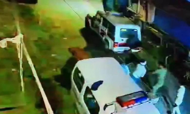 ਪੁਲਿਸ ਨੇ ਸੜਕ ਦੇ ਵਿਚਕਾਰ ਕੁੱਟਿਆ ਚਾਹ ਵੇਚਣ ਵਾਲਾ, ਖ਼ੂਬ ਵਾਇਰਲ ਹੋ ਰਿਹੈ ਵੀਡੀਓ