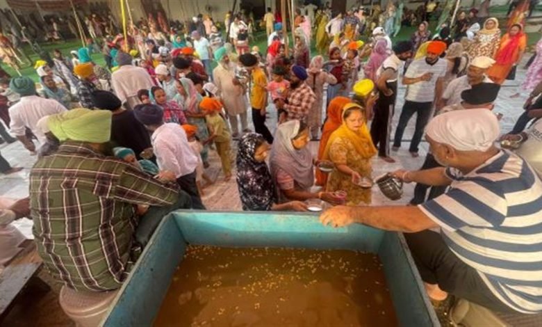 ਅੱਤ ਦੀ ਗਰਮੀ ’ਤੇ ਸ਼ਰਧਾ ਰਹੀ ਭਾਰੂ, ਸ਼ਹੀਦੀ ਦਿਹਾੜੇ ਮੌਕੇ ਸ੍ਰੀ ਦਰਬਾਰ ਸਾਹਿਬ ਤਰਨਤਾਰਨ ’ਚ ਲੱਖਾਂ ਸ਼ਰਧਾਲੂ ਹੋਏ ਨਤਮਸਤਕ ਅੱਤ ਦੀ ਗਰਮੀ ’ਤੇ ਸ਼ਰਧਾ ਰਹੀ ਭਾਰੂ, ਸ਼ਹੀਦੀ ਦਿਹਾੜੇ ਮੌਕੇ ਸ੍ਰੀ ਦਰਬਾਰ ਸਾਹਿਬ ਤਰਨਤਾਰਨ ’ਚ ਲੱਖਾਂ ਸ਼ਰਧਾਲੂ ਹੋਏ ਨਤਮਸਤਕ