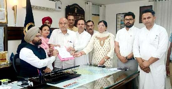 ਵਾਹੀਯੋਗ ਜ਼ਮੀਨ ਨੂੰ ਐਕਵਾਇਰ ਕਰਨ ਦੇ ਨੋਟੀਫ਼ਿਕੇਸ਼ਨ ਦਾ ਵਿਰੋਧ