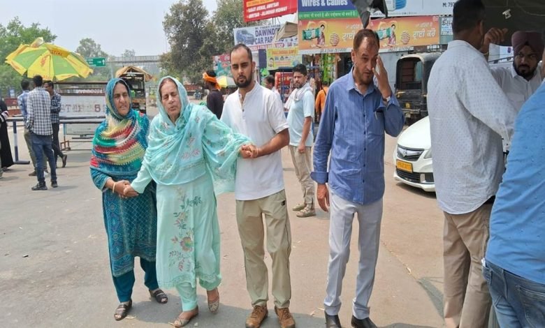 ਡੈੱਡਲਾਈਨ ਖ਼ਤਮ ਹੋਣ ਤੋਂ ਬਾਅਦ ਪਾਕਿ ਨਹੀਂ ਜਾ ਸਕੀਆਂ ਦੋ ਬਜ਼ੁਰਗ ਭੈਣਾਂ, ਨਹੀਂ ਖੋਲ੍ਹੇ ਗਏ ਗੇਟ