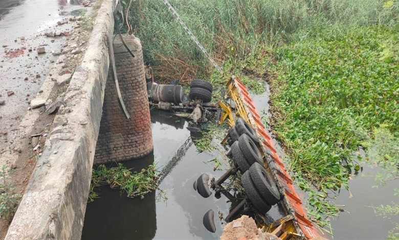 ਬਠਿੰਡਾ 'ਚ ਗੰਦੇ ਨਾਲੇ 'ਚ ਡਿੱਗਾ ਸੀਮਿੰਟ ਦਾ ਭਰਿਆ ਟਰਾਲਾ, ਇੱਕ ਵਿਅਕਤੀ ਦੀ ਮੌਤ ਬਠਿੰਡਾ 'ਚ ਗੰਦੇ ਨਾਲੇ 'ਚ ਡਿੱਗਾ ਸੀਮਿੰਟ ਦਾ ਭਰਿਆ ਟਰਾਲਾ, ਇੱਕ ਵਿਅਕਤੀ ਦੀ ਮੌਤ