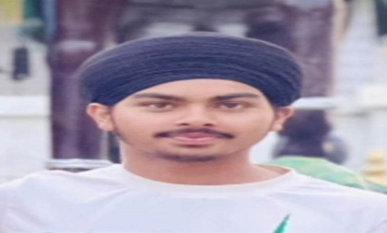 ਕਾਰ 'ਚੋਂ ਨੌਜਵਾਨ ਦੀ ਲਾਸ਼ ਮਿਲਣ 'ਤੇ ਕਪੂਰਥਲਾ 'ਚ ਫੈਲੀ ਦਹਿਸ਼ਤ, ਪੁਲਿਸ ਨੇ ਸਿਵਲ ਹਸਪਤਾਲ 'ਚ ਰਖਵਾਈ ਕਾਰ 'ਚੋਂ ਨੌਜਵਾਨ ਦੀ ਲਾਸ਼ ਮਿਲਣ 'ਤੇ ਕਪੂਰਥਲਾ 'ਚ ਫੈਲੀ ਦਹਿਸ਼ਤ, ਪੁਲਿਸ ਨੇ ਸਿਵਲ ਹਸਪਤਾਲ 'ਚ ਰਖਵਾਈ