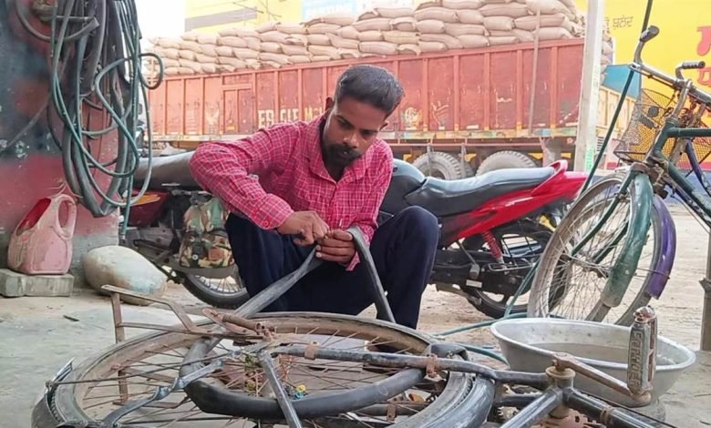 ਟਾਇਰਾਂ ਨੂੰ ਪੈਂਚਰ ਲਗਾ ਕੇ ਪੇਟ ਪਾਲਣ ਲਈ ਮਜਬੂਰ ਪੈਰਾ ਓਲੰਪਿਕ ਗੋਲਡ ਮੈਡਲਿਸਟ, ਸਰਕਾਰੀ ਸਹਾਇਤਾ ਤੇ ਨੌਕਰੀ ਮਿਲਣ ਦੀ ਉਡੀਕ