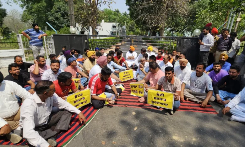 ਨੰਗਲ ਡੈਮ ਤੋਂ ਹਰਿਆਣਾ ਲਈ ਪਾਣੀ ਛੱਡਣ ਦੀ ਕੋਸ਼ਿਸ਼, 'ਆਪ' ਵਰਕਰਾਂ ਨੇ ਕੀਤਾ ਹੰਗਾਮਾ, BBMB ਚੇਅਰਮੈਨ ਨੂੰ ਬਣਾਇਆ ਬੰਧਕ ਨੰਗਲ ਡੈਮ ਤੋਂ ਹਰਿਆਣਾ ਲਈ ਪਾਣੀ ਛੱਡਣ ਦੀ ਕੋਸ਼ਿਸ਼, 'ਆਪ' ਵਰਕਰਾਂ ਨੇ ਕੀਤਾ ਹੰਗਾਮਾ, BBMB ਚੇਅਰਮੈਨ ਨੂੰ ਬਣਾਇਆ ਬੰਧਕ