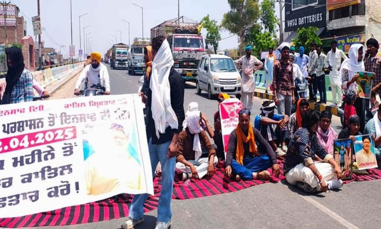 ਪੁੱਤ ਦੀ ਮੌਤ ਦਾ ਇਨਸਾਫ਼ ਨਾ ਮਿਲਣ 'ਤੇ ਮਾਪਿਆ ਵਲੋਂ ਫ਼ਾਜ਼ਿਲਕਾ-ਫਿਰੋਜ਼ਪੁਰ 'ਤੇ ਬਣੇ ਫਲਾਈ ਓਵਰ 'ਤੇ ਕੀਤਾ ਧਰਨਾ ਪ੍ਰਦਰਸ਼ਨ