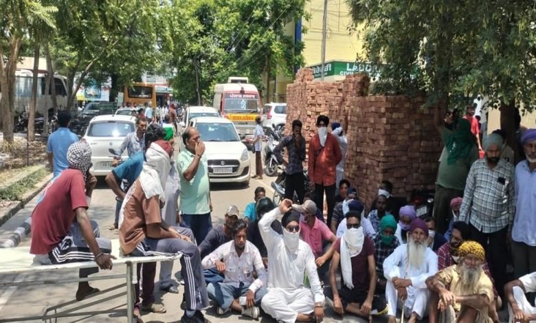 ਨਸ਼ਾ ਛੁਡਾਊ ਦਵਾਈ ਨਾ ਮਿਲਣ ਦੇ ਰੋਸ ਚ ਮਰੀਜ਼ਾਂ ਨੇ ਕੀਤੀ ਐਮਰਜੈਂਸੀ ਨੂੰ ਜਾਂਦੀ ਸੜਕ ਜਾਮ, ਕੀਤੀ ਨਾਅਰੇਬਾਜ਼ੀ