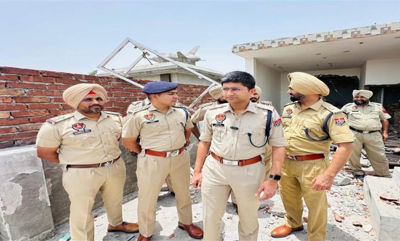 ਪੱਟੀ ਦੇ ਨਸ਼ਾ ਤਸਕਰ ਭਰਾਵਾਂ ਦੇ ਸਾਂਝੇ ਘਰ ’ਤੇ ਪੁਲਿਸ ਨੇ ਚਲਾਇਆ ਬੁਲਡੋਜ਼ਰ