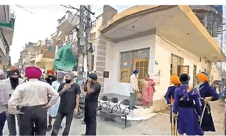 ਵੱਡੀ ਖ਼ਬਰ : ਨਿਹੰਗ ਸਿੰਘਾਂ ਤੇ ਗੁਰਦੁਆਰਾ ਪ੍ਰਬੰਧਕ ਵਿਚਕਾਰ ਝੜਪ, ਪੁੱਤਰ ਦੀ ਇਤਰਾਜ਼ਯੋਗ ਵੀਡੀਓ ਵਾਇਰਲ ਹੋਣ 'ਤੇ ਪਿਆ ਪੰਗਾ ਵੱਡੀ ਖ਼ਬਰ : ਨਿਹੰਗ ਸਿੰਘਾਂ ਤੇ ਗੁਰਦੁਆਰਾ ਪ੍ਰਬੰਧਕ ਵਿਚਕਾਰ ਝੜਪ, ਪੁੱਤਰ ਦੀ ਇਤਰਾਜ਼ਯੋਗ ਵੀਡੀਓ ਵਾਇਰਲ ਹੋਣ 'ਤੇ ਪਿਆ ਪੰਗਾ