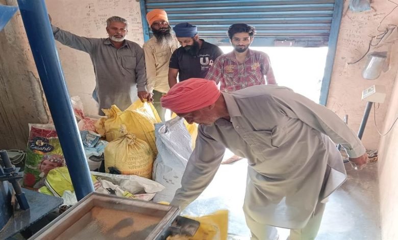 ਬਾਰਡਰ ਏਰੀਆ ਦੇ ਲੋਕਾਂ 'ਚ ਵਧੀ ਚਿੰਤਾ, ਚੱਕੀਆਂ 'ਤੇ ਲੱਗੀਆਂ ਲੰਮੀਆਂ ਕਤਾਰਾਂ; ਪੈਟਰੋਲ ਪੰਪਾਂ 'ਤੇ ਵੀ ਲੱਗ ਗਈ ਭੀੜ