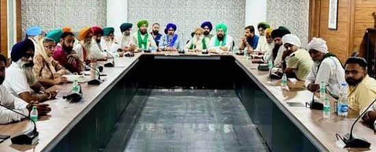 Breaking: ਡੱਲੇਵਾਲ ਅਤੇ ਪੰਧੇਰ ਦਾ ਵੱਡਾ ਐਲਾਨ, 6 ਮਈ ਨੂੰ ਸ਼ੰਭੂ ਥਾਣੇ ਦਾ ਕਰਾਂਗੇ ਘਿਰਾਓ Breaking: ਡੱਲੇਵਾਲ ਅਤੇ ਪੰਧੇਰ ਦਾ ਵੱਡਾ ਐਲਾਨ, 6 ਮਈ ਨੂੰ ਸ਼ੰਭੂ ਥਾਣੇ ਦਾ ਕਰਾਂਗੇ ਘਿਰਾਓ