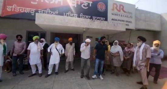 ਅਦਾਲਤ ’ਚ ਪੇਸ਼ੀ ਭੁਗਤਨ ਆਏ ਬਜ਼ੁਰਗ ਅਤੇ ਉਸ ਦੇ ਲੜਕੇ ਨੂੰ ਵਿਰੋਧੀ ਚੁੱਕ ਕੇ ਲੈ ਗਏ ਥਾਣੇ