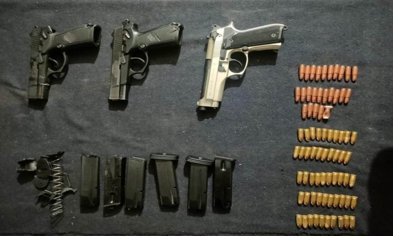 ਅੰਮ੍ਰਿਤਸਰ : ਭਰੋਪਾਲ ਪਿੰਡ ਨੇੜੇ ਹਥਿਆਰਾਂ, ਗੋਲਾ ਬਾਰੂਦ ਤੇ ਗ੍ਰਨੇਡਾਂ ਦਾ ਵੱਡਾ ਜ਼ਖੀਰਾ ਬਰਾਮਦ ਅੰਮ੍ਰਿਤਸਰ : ਭਰੋਪਾਲ ਪਿੰਡ ਨੇੜੇ ਹਥਿਆਰਾਂ, ਗੋਲਾ ਬਾਰੂਦ ਤੇ ਗ੍ਰਨੇਡਾਂ ਦਾ ਵੱਡਾ ਜ਼ਖੀਰਾ ਬਰਾਮਦ