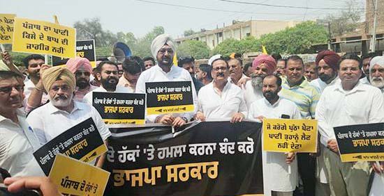 BBMB ਪਾਣੀ ਵਿਵਾਦ ਮਾਮਲਾ: ਆਪ ਵੱਲੋਂ ਭਾਜਪਾ ਸੂਬਾ ਪ੍ਰਧਾਨ ਦੇ ਘਰ ਬਾਹਰ ਪ੍ਰਦਰਸ਼ਨ BBMB ਪਾਣੀ ਵਿਵਾਦ ਮਾਮਲਾ: ਆਪ ਵੱਲੋਂ ਭਾਜਪਾ ਸੂਬਾ ਪ੍ਰਧਾਨ ਦੇ ਘਰ ਬਾਹਰ ਪ੍ਰਦਰਸ਼ਨ