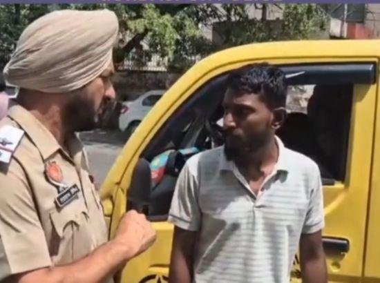 ਨਾ ਕੋਈ ਲਾਈਸੈਂਸ ਤੇ ਨਾ ਸਿਕਉਰਟੀ ਨੰਬਰ ਪਲੇਟ, ਸਕੂਲੀ ਵੈਨ ਵਿੱਚ ਸਮਰਥਾ ਤੋਂ ਵੱਧ ਭਰੇ ਸੀ ਬੱਚੇ, ਟਰੈਫਿਕ ਇੰਚਾਰਜ ਨੇ ਘੇਰੀ ਵੈਨ