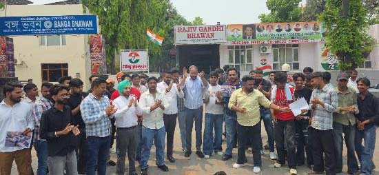 भाजपा के मिठाई वितरण पर युवा कांग्रेस का जोरदार विरोध प्रदर्शन, शहीदों के अपमान का लगाया आरोप