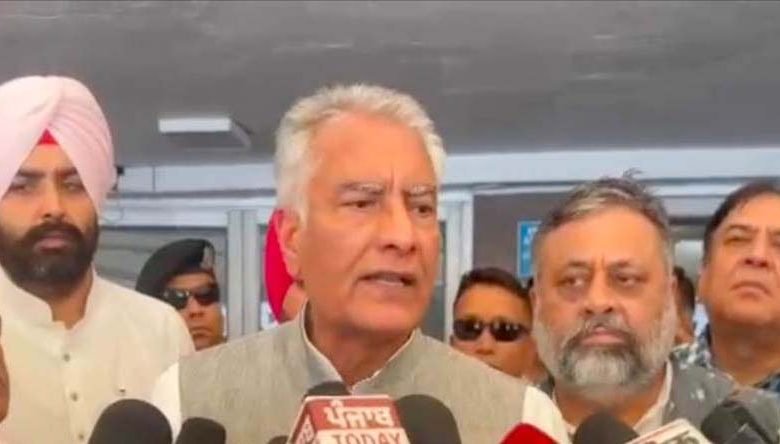 ਡਰੋਨ ਹਮਲੇ 'ਚ ਜ਼ਖਮੀਆਂ ਦਾ ਹਾਲ ਜਾਨਣ DMC ਹਸਪਤਾਲ ਪੁੱਜੇ ਸੁਨੀਲ ਜਾਖੜ