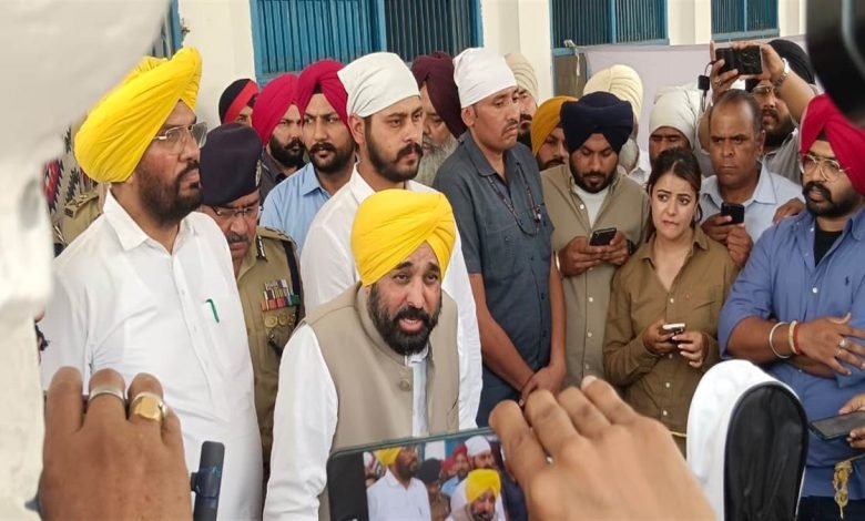 'ਇਹ ਮੌਤ ਨਹੀਂ ਹੱਤਿਆਵਾਂ', ਅੰਮ੍ਰਿਤਸਰ ਸ਼ਰਾਬ ਕਾਂਡ 'ਤੇ ਅਜਿਹਾ ਕਿਉਂ ਬੋਲੇ CM Mann ? ਪੀੜਤਾਂ ਲਈ ਕੀਤਾ ਵੱਡਾ ਐਲਾਨ 'ਇਹ ਮੌਤ ਨਹੀਂ ਹੱਤਿਆਵਾਂ', ਅੰਮ੍ਰਿਤਸਰ ਸ਼ਰਾਬ ਕਾਂਡ 'ਤੇ ਅਜਿਹਾ ਕਿਉਂ ਬੋਲੇ CM Mann ? ਪੀੜਤਾਂ ਲਈ ਕੀਤਾ ਵੱਡਾ ਐਲਾਨ
