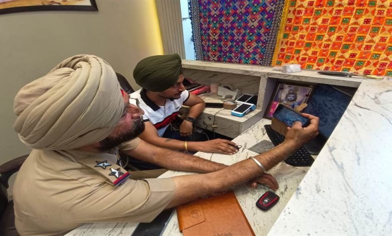 ਅੰਮ੍ਰਿਤਸਰ 'ਚ ਚਿੱਟੇ ਦਿਨ ਲੁੱਟ ਤੋਂ ਬਾਅਦ ਹੱਤਿਆ, ਕੁਲਦੀਪ ਸਿੰਘ ਹਾਲ ਬਾਜ਼ਾਰ 'ਚ ਕਰਦਾ ਸੀ ਨੋਟ ਬਦਲਣ ਦਾ ਕਾਰੋਬਾਰ; ਪੁੱਤਰ ਜ਼ਖ਼ਮੀ