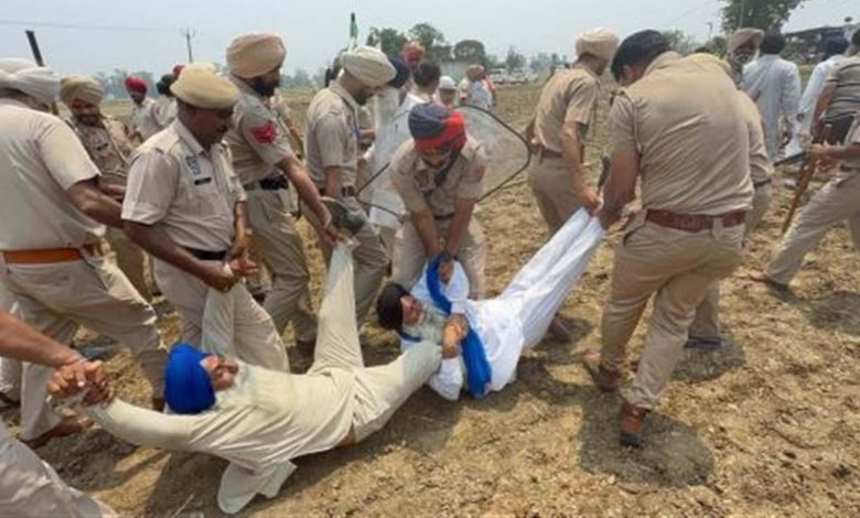 ਜ਼ਮੀਨ ਪ੍ਰਾਪਤੀ ਨੂੰ ਲੈ ਕੇ ਕਿਸਾਨਾਂ ਅਤੇ ਪੁਲਿਸ ਵਿਚਾਲੇ ਝੜਪ, ਹਿਰਾਸਤ 'ਚ ਲਏ ਇੱਕ ਔਰਤ ਸਮੇਤ 33 ਕਿਸਾਨ ਜ਼ਮੀਨ ਪ੍ਰਾਪਤੀ ਨੂੰ ਲੈ ਕੇ ਕਿਸਾਨਾਂ ਅਤੇ ਪੁਲਿਸ ਵਿਚਾਲੇ ਝੜਪ, ਹਿਰਾਸਤ 'ਚ ਲਏ ਇੱਕ ਔਰਤ ਸਮੇਤ 33 ਕਿਸਾਨ