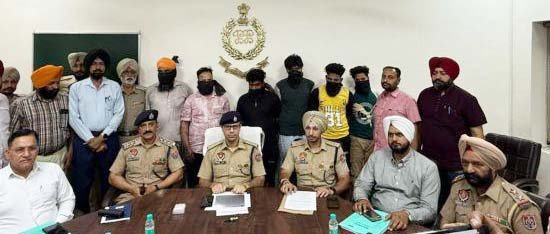 ਸ਼ੋਅਰੂਮ ਮਾਲਕ ਵੱਲੋਂ ਫਿਰੌਤੀ ਦੀ ਆੜ ਵਿੱਚ ਖੁੱਦ 'ਤੇ ਗੋਲੀਆਂ ਚਲਵਾਉਣ ਦੀ ਸ਼ਾਜਿਸ਼ ਦਾ ਪਰਦਾਫਾਸ਼ ਸ਼ੋਅਰੂਮ ਮਾਲਕ ਵੱਲੋਂ ਫਿਰੌਤੀ ਦੀ ਆੜ ਵਿੱਚ ਖੁੱਦ 'ਤੇ ਗੋਲੀਆਂ ਚਲਵਾਉਣ ਦੀ ਸ਼ਾਜਿਸ਼ ਦਾ ਪਰਦਾਫਾਸ਼