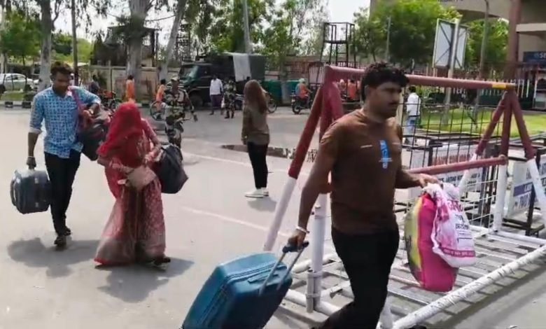 ਪਾਕਿਸਤਾਨ ਨੇ ਅਟਾਰੀ-ਵਾਹਗਾ ਸਰਹੱਦੀ ਗੇਟ ਖੋਲ੍ਹੇ, ਭਾਰਤ ਤੋਂ ਆਪਣੇ ਨਾਗਰਿਕਾਂ ਨੂੰ ਵਾਪਸ ਲੈਣਾ ਕੀਤਾ ਸ਼ੁਰੂ ਪਾਕਿਸਤਾਨ ਨੇ ਅਟਾਰੀ-ਵਾਹਗਾ ਸਰਹੱਦੀ ਗੇਟ ਖੋਲ੍ਹੇ, ਭਾਰਤ ਤੋਂ ਆਪਣੇ ਨਾਗਰਿਕਾਂ ਨੂੰ ਵਾਪਸ ਲੈਣਾ ਕੀਤਾ ਸ਼ੁਰੂ