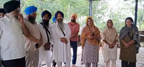 ਸਰਹੱਦੀ ਪਿੰਡ ਦੇ ਲੋਕਾਂ ਨੇ ਨਹੀਂ ਛੇੜਨ ਦਿੱਤੇ ਗੁਰਦੁਆਰਾ ਸਾਹਿਬ ਵਿੱਚੋਂ ਪਾਵਨ ਸਵਰੂਪ