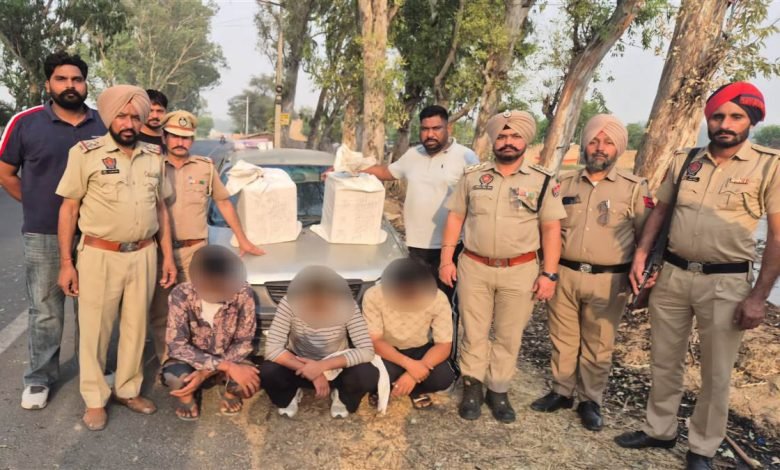 ਨਾਕਾਬੰਦੀ ਦੌਰਾਨ 3 ਨਸ਼ਾ ਤਸਕਰਾਂ ਕਾਬੂ ਨਾਕਾਬੰਦੀ ਦੌਰਾਨ 3 ਨਸ਼ਾ ਤਸਕਰਾਂ ਕਾਬੂ