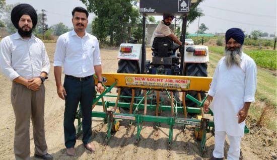 ਖੇਤੀਬਾੜੀ ਵਿਭਾਗ ਟੀਮ ਝੋਨੇ ਦੀ ਸਿੱਧੀ ਬਿਜਾਈ ਕਰਵਾਉਣ ਲਈ ਪੁੱਜੀ ਕਿਸਾਨ ਦੇ ਖੇਤ